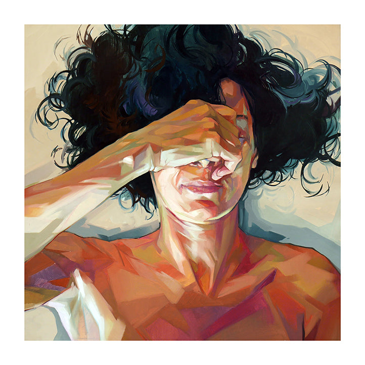 Mujer con mano en el rostro