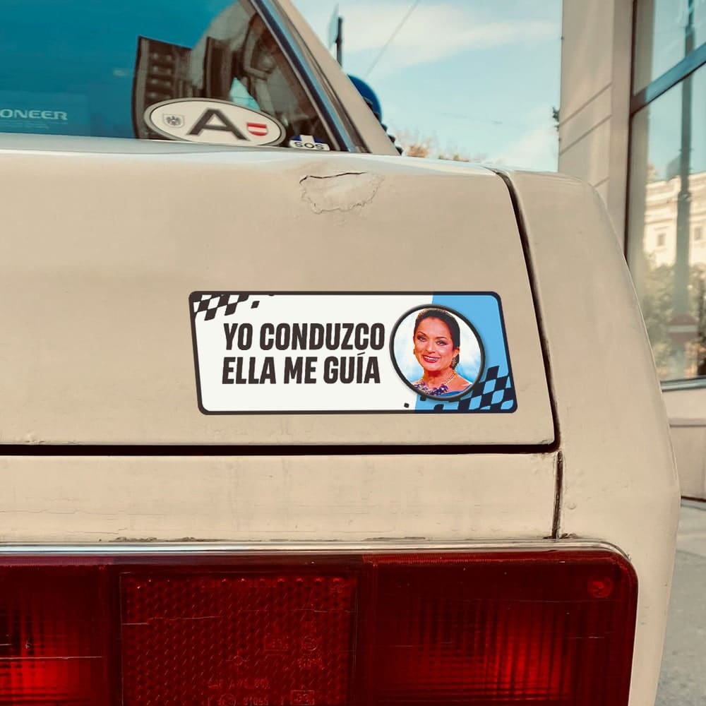 Yo conduzco, ella me guía (Lola)