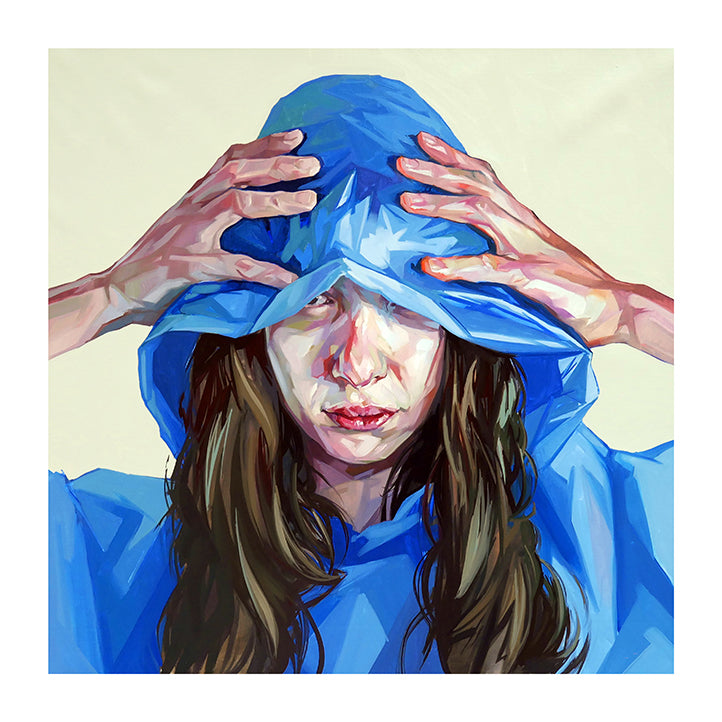 Mujer capucha azul